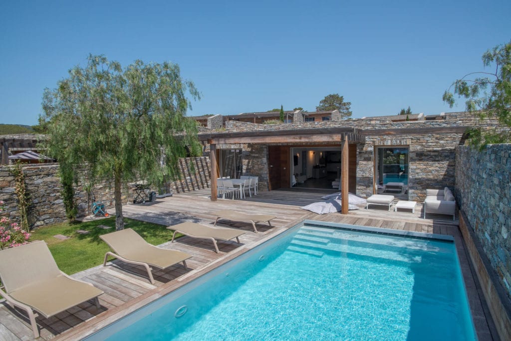 villa-contemporaine-avec-sa-vaste-terrasse-et-piscine
